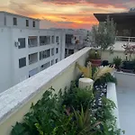 Stresni S Terasou, Zahradou A Vyhledem Na *
