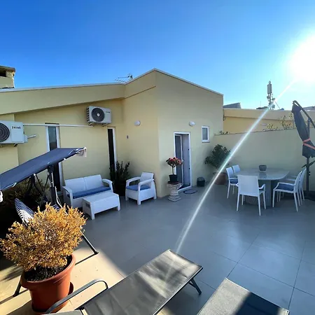 Stresni S Terasou, Zahradou A Vyhledem Na Apartment *