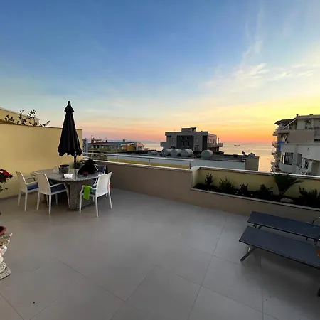 Stresni S Terasou, Zahradou A Vyhledem Na Apartment *