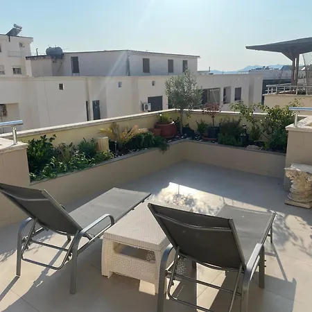 Stresni S Terasou, Zahradou A Vyhledem Na Appartement *
