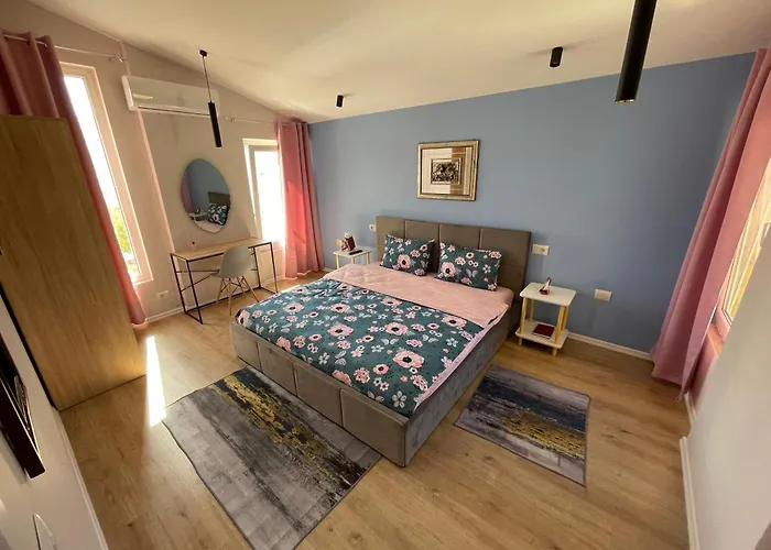 Stresni S Terasou, Zahradou A Vyhledem Na * Durrës