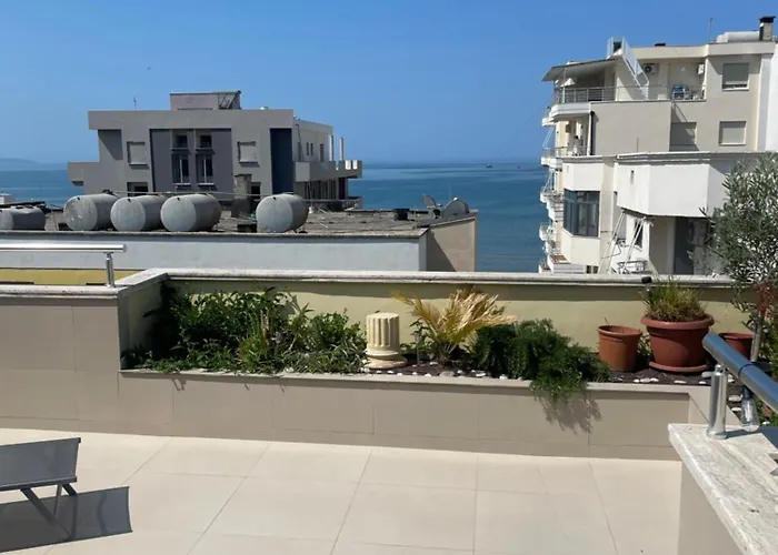 Stresni S Terasou, Zahradou A Vyhledem Na Appartement Durrës