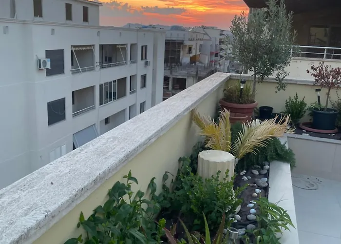 Stresni S Terasou, Zahradou A Vyhledem Na *