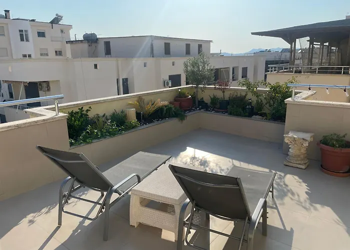 Stresni S Terasou, Zahradou A Vyhledem Na Appartement *